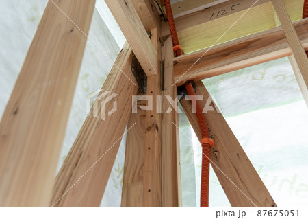 新築一戸建て住宅の工事現場での耐震金物のついた柱 新築一戸建て住宅の工事現場での耐震金物のついた柱 87675051