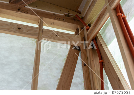 新築一戸建て住宅の工事現場での耐震金物のついた柱 87675052