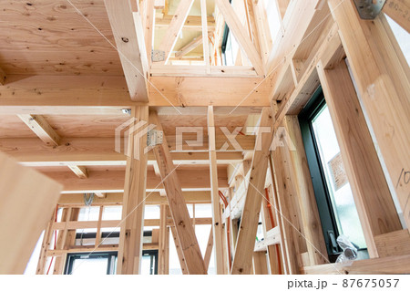 新築一戸建ての工事中の家の内部 新築一戸建ての工事中の家の内部 87675057
