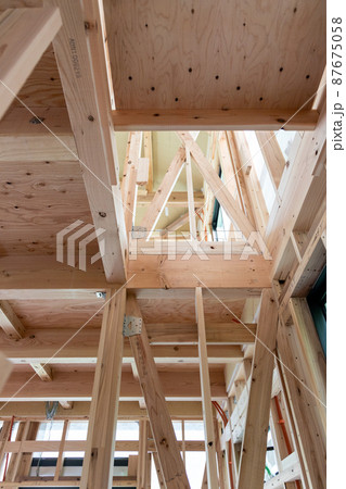 新築一戸建ての工事中の家の内部 87675058