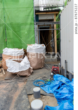 新築一戸建ての工事現場 87675227