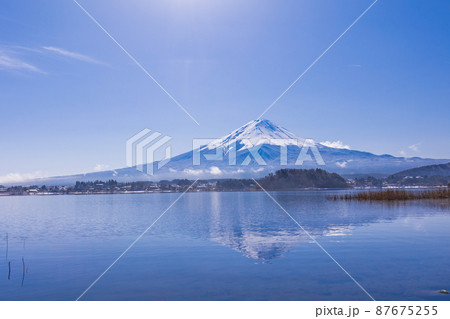 (山梨県)霧に包まれた河口湖の向こうに、富士山 (山梨県)霧に包まれた河口湖の向こうに、富士山 87675255