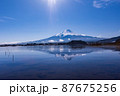 （山梨県）霧に包まれた河口湖の向こうに、富士山 87675256