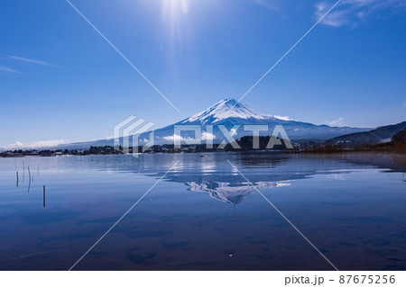 （山梨県）霧に包まれた河口湖の向こうに、富士山 87675256