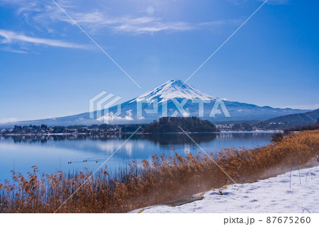 (山梨県)霧に包まれた河口湖の向こうに、富士山 (山梨県)霧に包まれた河口湖の向こうに、富士山 87675260