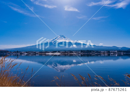 （山梨県）霧に包まれた河口湖の向こうに、富士山 87675261
