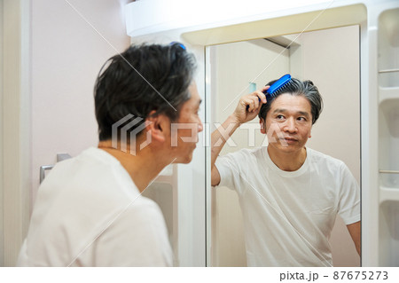 洗面台の前のミドル男性 洗面台の前のミドル男性 87675273