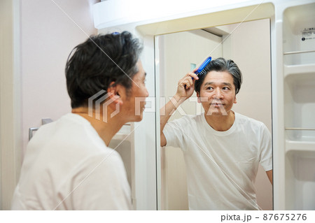 洗面台の前のミドル男性 87675276
