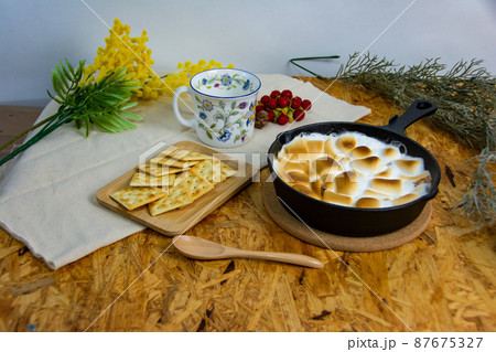 スキレットスモア（マシュマロとチョコを使ったデザート） 87675327