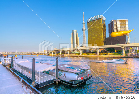 日本の東京都市景観　水上バス「エメラルダス」や隅田川などを望む＝3月11日 87675516