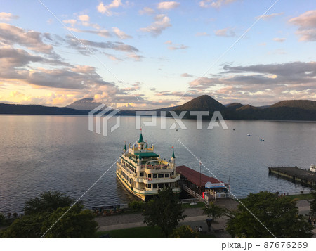 洞爺湖に浮かぶ遊覧船と大島(洞爺湖中島)、後方に羊蹄山 87676269