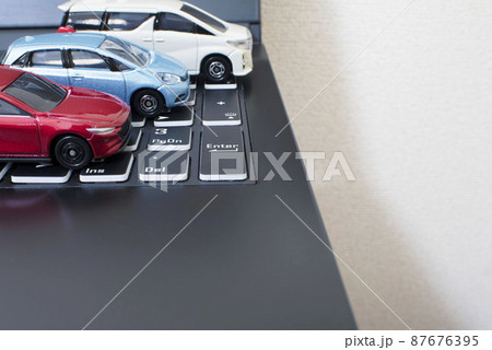 黒いキーボードと赤色の乗用車と水色の乗用車と白色の乗用車 黒いキーボードと赤色の乗用車と水色の乗用車と白色の乗用車 87676395