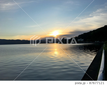 洞爺湖の朝日と大島(洞爺湖中島)、後方に羊蹄山 洞爺湖の朝日と大島(洞爺湖中島)、後方に羊蹄山 87677121