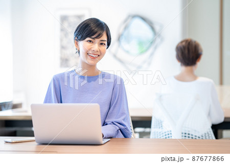 オフィスで仕事をする若い女性 撮影協力:WEEK芝大門(サンフロンティア不動産) オフィスで仕事をする若い女性 撮影協力:WEEK芝大門(サンフロンティア不動産) 87677866