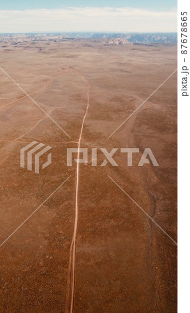 アリゾナ砂漠を通る一筋の道 航空写真 アリゾナ砂漠を通る一筋の道 航空写真 87678665