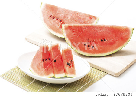 スイカ　カットされた西瓜　夏イメージ　すいか　夏の果物　イメージ素材 87679509