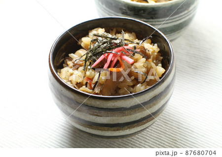 炊き込みご飯、小丼に盛られた五目ご飯 炊き込みご飯、小丼に盛られた五目ご飯 87680704