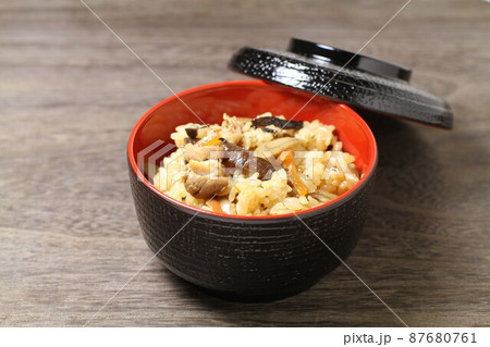 炊き込みご飯、蓋物の器に盛られた五目ご飯、木目バック 炊き込みご飯、蓋物の器に盛られた五目ご飯、木目バック 87680761