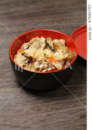 炊き込みご飯、蓋物の器に盛られた五目ご飯、木目バック 87680767