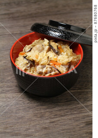炊き込みご飯、蓋物の器に盛られた五目ご飯、木目バック 87680768