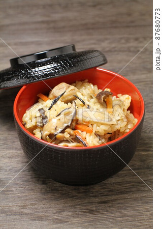 炊き込みご飯、蓋物の器に盛られた五目ご飯、木目バック 炊き込みご飯、蓋物の器に盛られた五目ご飯、木目バック 87680773