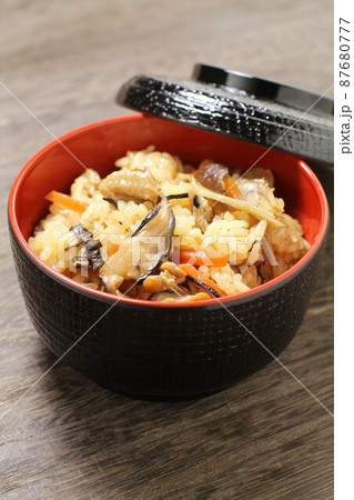 炊き込みご飯、蓋物の器に盛られた五目ご飯、木目バック 炊き込みご飯、蓋物の器に盛られた五目ご飯、木目バック 87680777