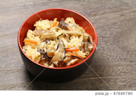 炊き込みご飯、蓋物の器に盛られた五目ご飯、木目バック 炊き込みご飯、蓋物の器に盛られた五目ご飯、木目バック 87680780