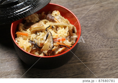 炊き込みご飯、蓋物の器に盛られた五目ご飯、木目バック 炊き込みご飯、蓋物の器に盛られた五目ご飯、木目バック 87680781
