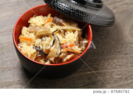 炊き込みご飯、蓋物の器に盛られた五目ご飯、木目バック 炊き込みご飯、蓋物の器に盛られた五目ご飯、木目バック 87680782