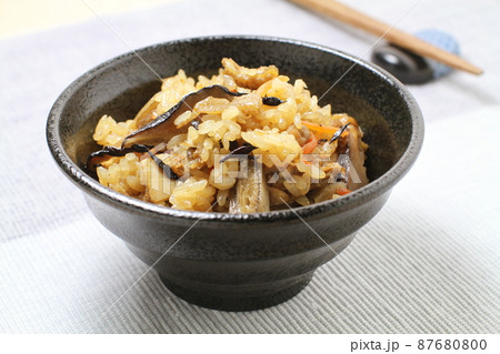 鶏肉の五目炊き込みご飯、黒いご飯茶碗に盛られた五目ご飯 87680800