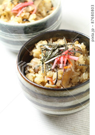 鶏肉の五目炊き込みご飯、小さいご飯茶碗二個 鶏肉の五目炊き込みご飯、小さいご飯茶碗二個 87680803