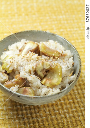 お茶碗に盛り付けられた栗ご飯 お茶碗に盛り付けられた栗ご飯 87680827