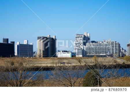 荒川の川原より富士山とハードアイランドの住宅街を望む 87680970
