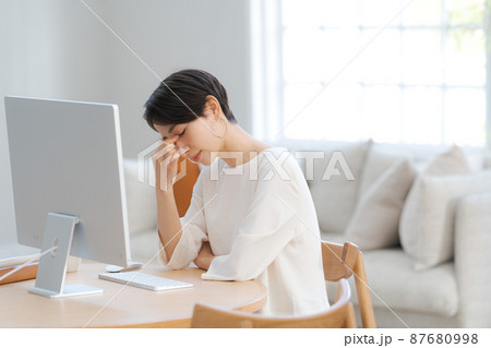 在宅勤務をする30代女性 在宅勤務をする30代女性 87680998