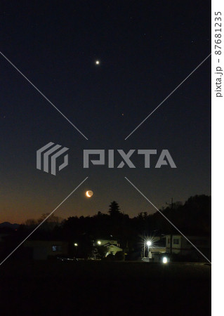 北杜市白州町、夜明けの色、マジックアワーと地球照の細い月に金星と火星 北杜市白州町、夜明けの色、マジックアワーと地球照の細い月に金星と火星 87681235