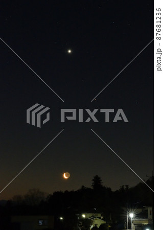 北杜市白州町、夜明けの色、マジックアワーと地球照の細い月に金星と火星 北杜市白州町、夜明けの色、マジックアワーと地球照の細い月に金星と火星 87681236