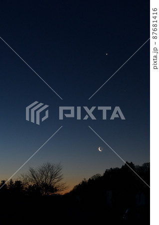 北杜市白州町、夜明けの色、マジックアワーと地球照の細い月に金星と火星 北杜市白州町、夜明けの色、マジックアワーと地球照の細い月に金星と火星 87681416