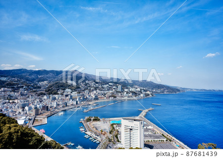 春の熱海と港 87681439