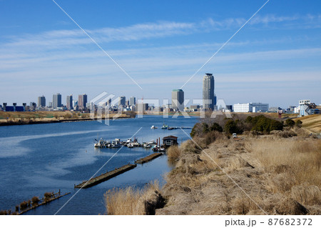 鹿浜橋より荒川と川口元郷の住宅街を望む 87682372
