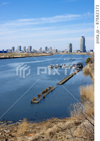 鹿浜橋より荒川と川口元郷の住宅街を望む 87682373