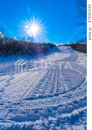 スキー場のゲレンデ 雪と青空と太陽 冬素材 スキー場のゲレンデ 雪と青空と太陽 冬素材 87682449