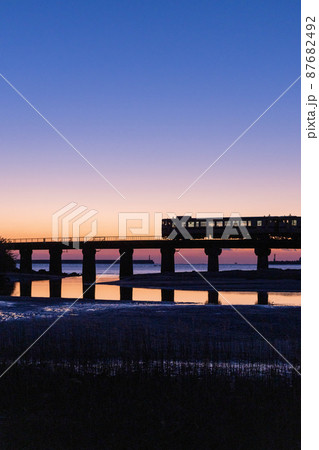 マジックアワーと共に昇る日出の宮崎県日南市山王の日南海岸山王浜を走るJR九州キハ40日南線通勤列車 マジックアワーと共に昇る日出の宮崎県日南市山王の日南海岸山王浜を走るJR九州キハ40日南線通勤列車 87682492