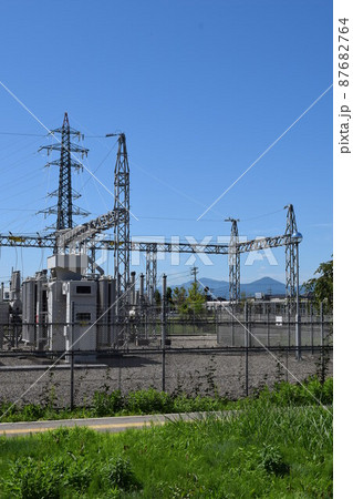 屋外変電設備と送電塔 87682764