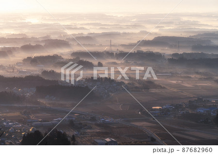 茨城県笠間市　愛宕山から望む関東平野の朝 87682960