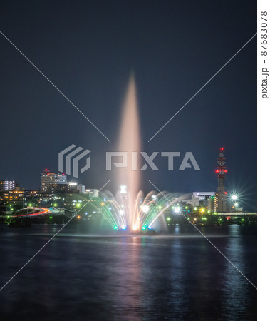 茨城県水戸市　千波湖の噴水のライトアップ 87683078