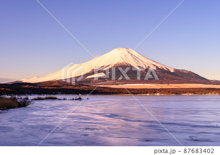 (山梨県)凍った山中湖と早朝の富士山・冬景色 (山梨県)凍った山中湖と早朝の富士山・冬景色 87683402