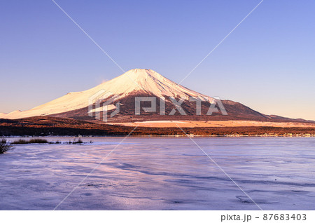 （山梨県）凍った山中湖と早朝の富士山・冬景色 87683403