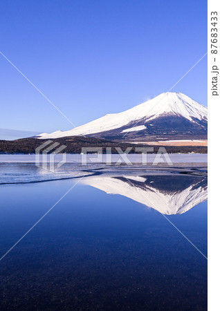 （山梨県）凍った山中湖と逆さ富士の絶景 87683433