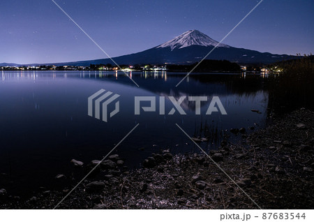 （山梨県）河口湖畔・逆さ富士と星空の絶景 87683544