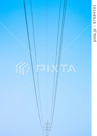 【電気】電柱と送電線　インフラ 87684591